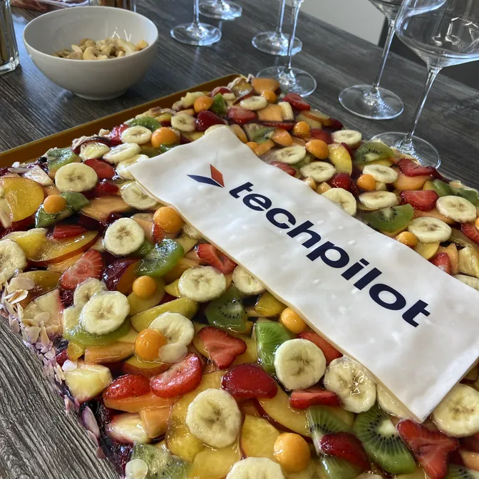 Obstplatte mit Techpilot-Logo