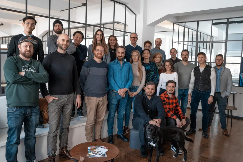 Teamfoto im Büro