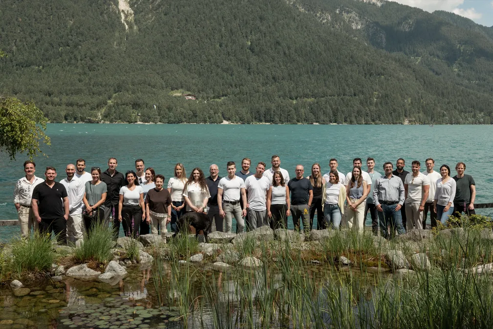 Teamfoto am See