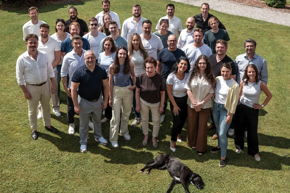 Teamfoto im Garten
