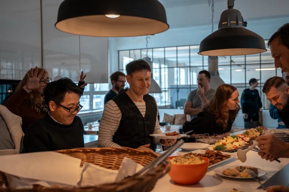 Gemeinsames Essen im Büro