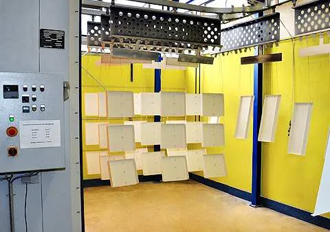 Sistema di verniciatura a polvere dell'azienda HMT Rüffel GmbH