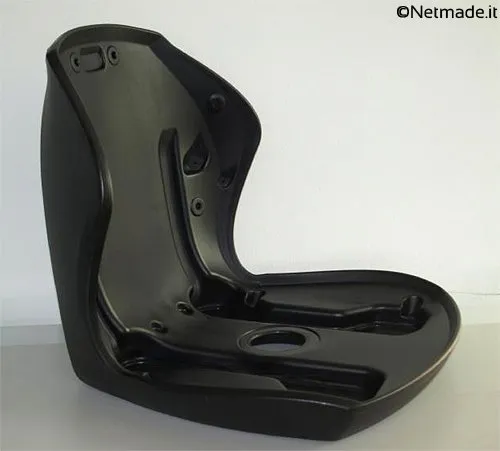 Durch Blasformen hergestellter Autokindersitz der Firma Netmade - Rubber&Plastic Solutions